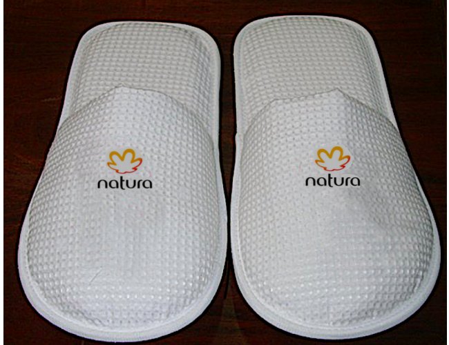 https://www.promarketingdesign.com.br/content/interfaces/cms/userfiles/00278/produtos/44504-pantufas-personalizadas-pantufas-para-hoteis-pantufas-para-hospitais-chinelos-personalizados-724.jpg