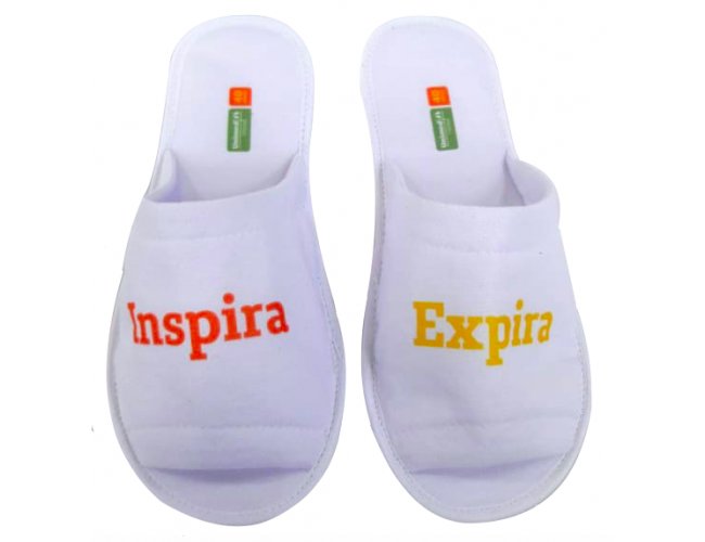 https://www.promarketingdesign.com.br/content/interfaces/cms/userfiles/00278/produtos/chinelo-personalizadospantufas-personalizadaschinelos-de-hotel-personalizadoschinelos-personalizado-716.jpg